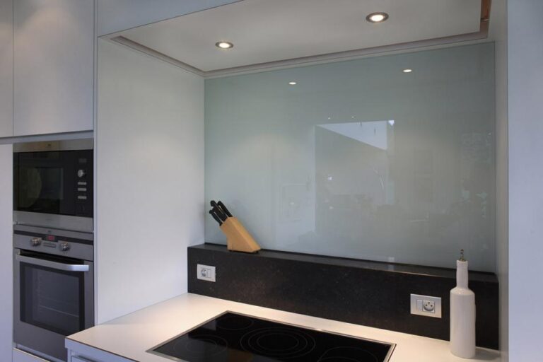Topglass-spatwand-in-keuken-lacobel-soft-white-aan-fornuis