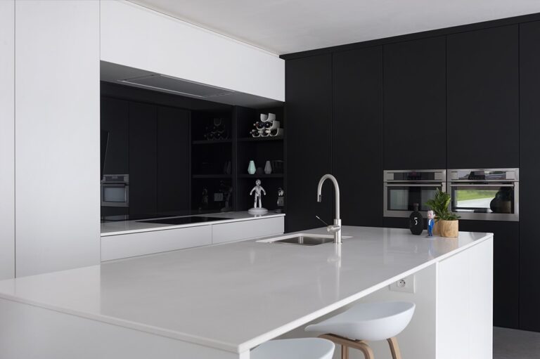 Zwarte-spatwand-in-de-keuken-03