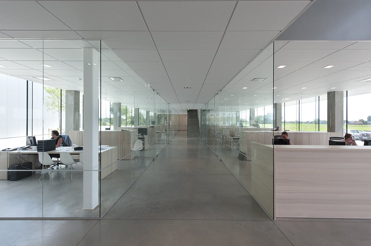 Overzicht-mensen-aan-het-werk-in-glazen-bureaumodules-van-bedrijfsgebouw-ROB